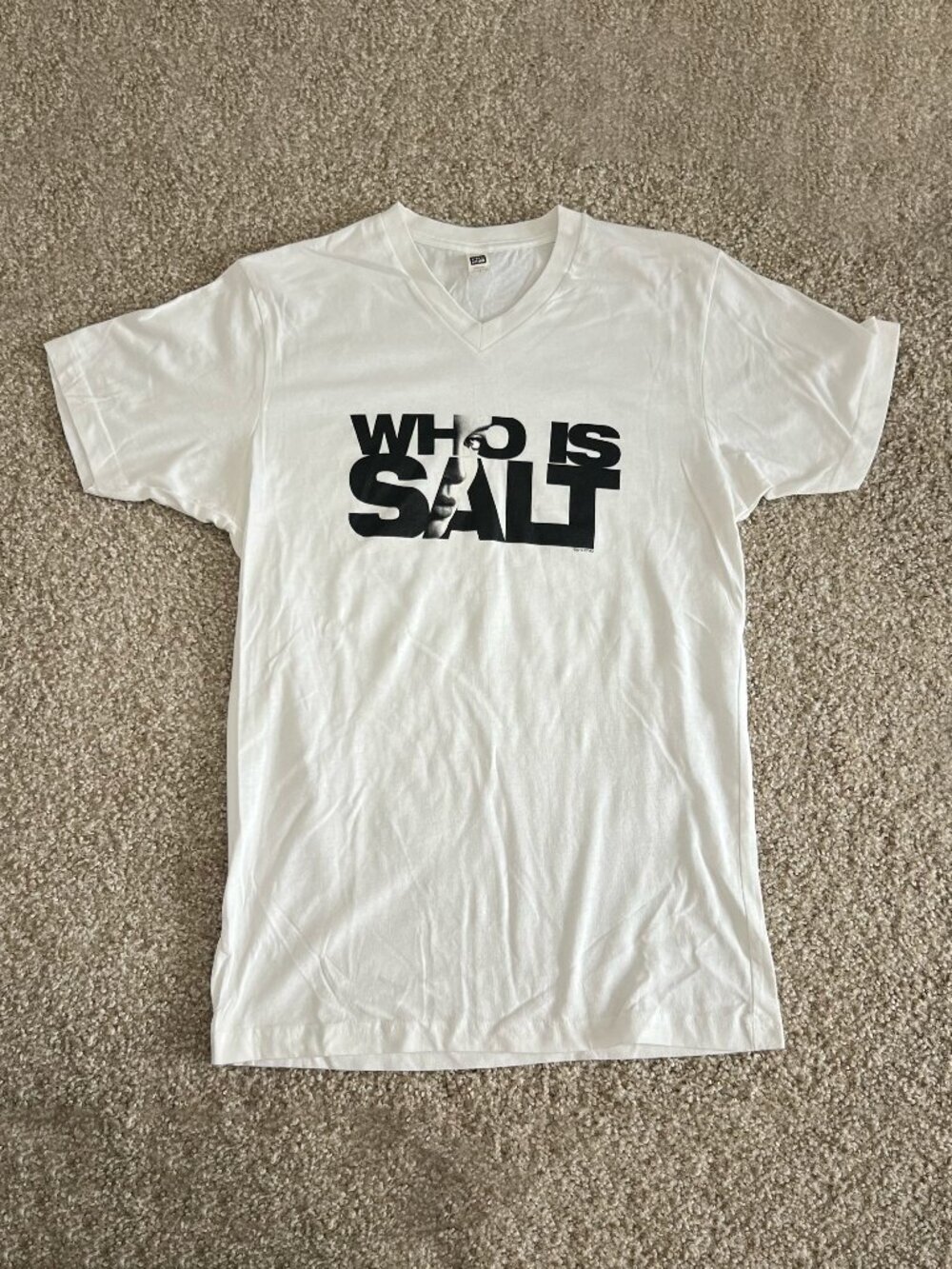 2010 Salt Angelina Jolie Movie Promo T-Shirt White V-Neck Who Is Salt Size S